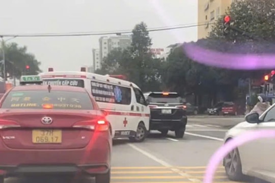 Xe ô tô không chịu vượt đèn đỏ, bỏ mặc xe cấp cứu hú còi phía sau