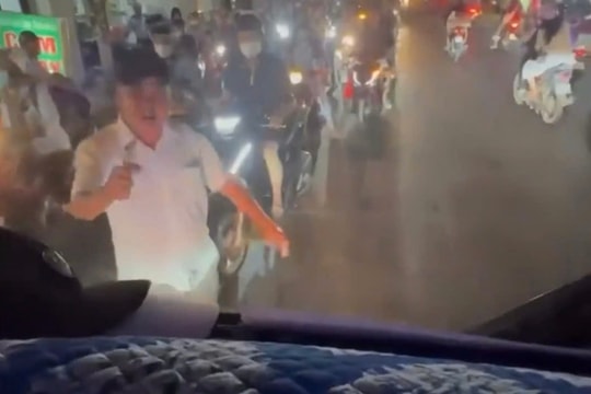 TP HCM: Người đàn ông đi xe đạp chặn, đập đầu xe buýt 