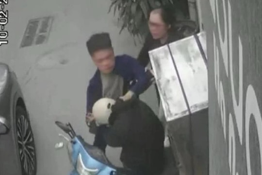 TP Hà Nội yêu cầu báo cáo vụ việc tài xế ôtô hành hung nam shipper trước ngày 21/2