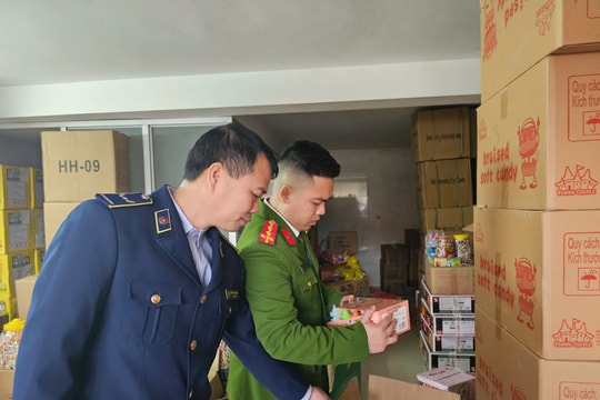 Phát hiện hàng trăm hộp kẹo 'siêu nhân' nhập lậu tại 'thủ phủ' bánh kẹo La Phù