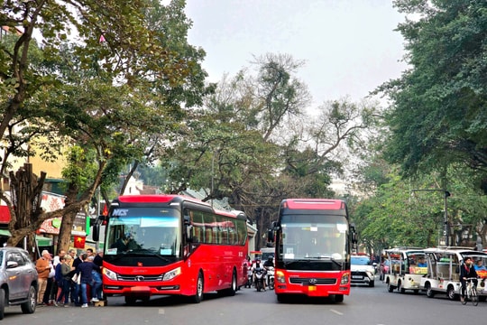 Cấm ôtô trên 16 chỗ vào phố cổ, Hồ Gươm tạo không gian an toàn cho người dân, du khách