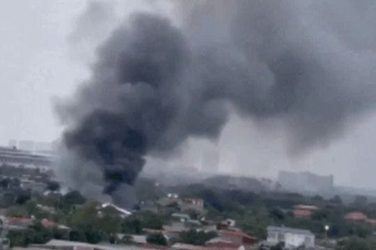 Hà Nội: Cháy bãi phế liệu gần xưởng sản xuất con lăn cao su