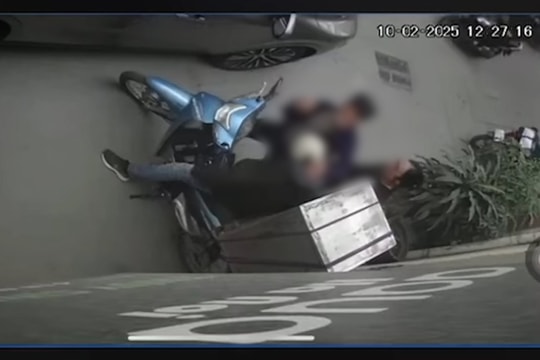 Xôn xao clip tài xế ô tô hành hung nam shipper nghi do va chạm giao thông