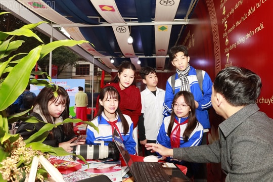 Học sinh trải nghiệm, thử sức với nghề báo tại Hội Báo Xuân tỉnh Lào Cai