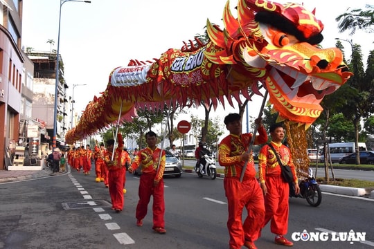 Ngắm đoàn diễu hành đường phố trong ngày Tết Nguyên tiêu ở TP HCM
