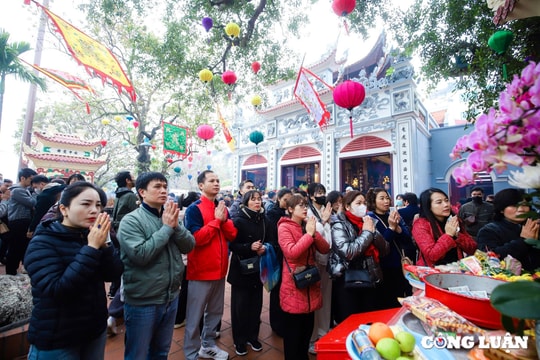 Hàng nghìn người về Phủ Tây Hồ cầu tài lộc trong ngày Rằm tháng Giêng