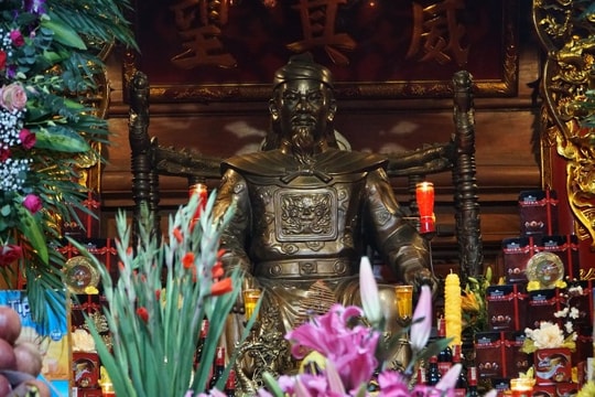 Người dân, du khách nô nức về đền Trần dịp Khai ấn