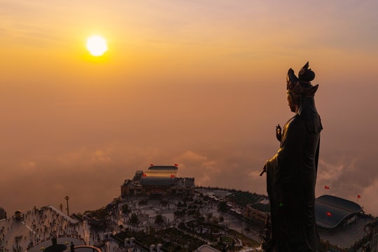 Người dân 'ùn ùn' đổ về núi Bà Đen chơi xuân Rằm tháng Giêng