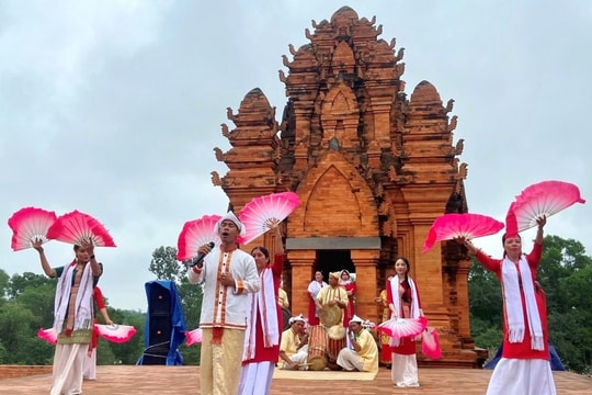 Đồng bào các dân tộc vui hội Xuân tại Làng Văn hóa