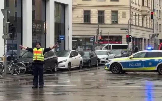 Ô tô lao vào đám đông ở Munich trước thềm Hội nghị An ninh