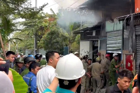 Cháy nhà cấp 4 ở TP HCM, lực lượng chức năng phá 2 lớp cửa dập lửa