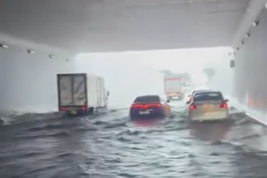 Hầm chui phía Nam TP HCM lênh láng nước sau cơn mưa lớn