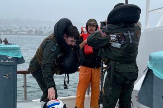 Máy bay chiến đấu Mỹ rơi xuống cảng San Diego, hai phi công được cứu