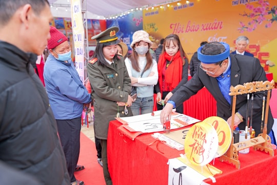 Hội báo Xuân Ất Tỵ: Rộn ràng đậm sắc xuân…