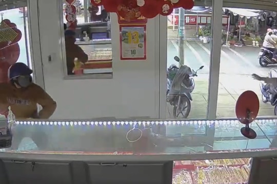 Lâm Đồng: Truy bắt đối tượng dùng búa đập phá tủ, cướp tiệm vàng