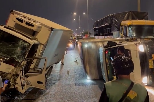 TP. HCM: Tai nạn liên hoàn giữa nhiều xe tải, giao thông ùn tắc