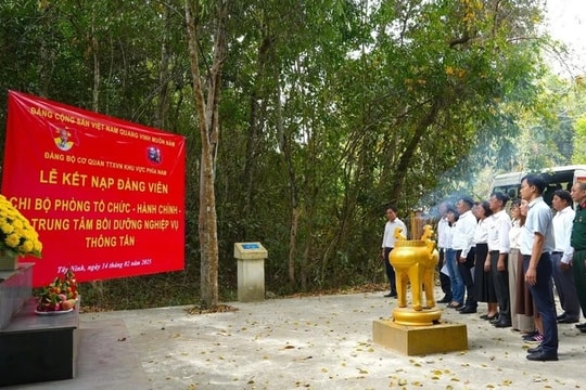 Thông tấn xã Việt Nam về nguồn tri ân các Anh hùng liệt sĩ