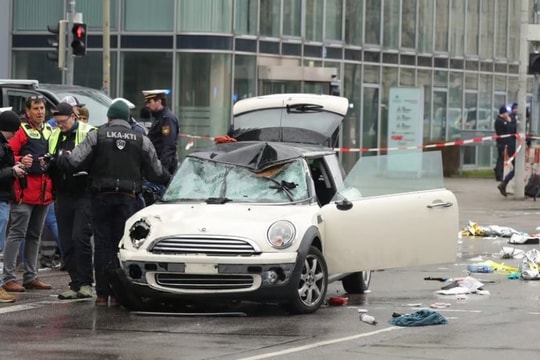 Thủ tướng Đức đe dọa trục xuất người nhập cư phạm tội sau vụ đâm xe ở Munich