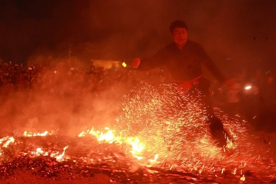 Độc đáo lễ hội 'tắm than' của người Dao Đỏ ở Sa Pa