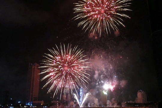 Bắn 1.950 quả pháo hoa tầm cao kỷ niệm 50 năm Giải phóng thành phố Đà Nẵng