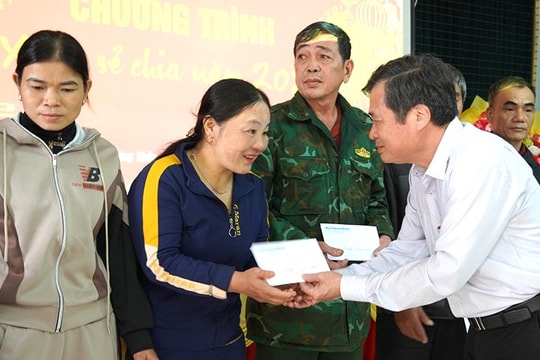 Báo Quảng Bình tổ chức chương trình "Xuân sẻ chia" tại xã Trường Thủy