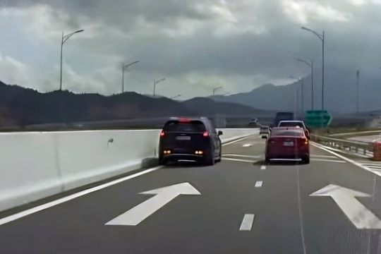 Nữ tài xế lùi xe trên cao tốc Nha Trang - Cam Lâm bị phạt 35 triệu