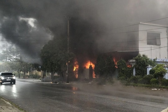 Nam Định: Cháy lớn tại công ty sản xuất đế giày trong khu công nghiệp Hòa Xá