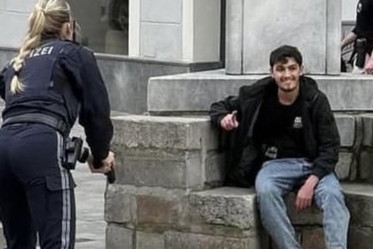 Nước Áo rúng động khi người tị nạn sát hại và mỉm cười trong vụ đâm dao hàng loạt