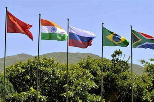 Khối BRICS sẽ đối mặt với thuế quan từ Hoa Kỳ nếu họ thiết lập đồng tiền riêng?