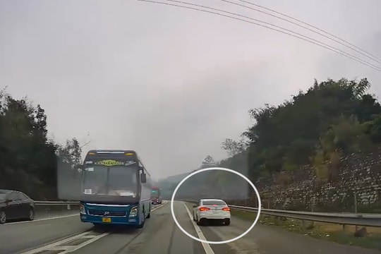 Một tài xế bị phạt 35 triệu, trừ 10 điểm GPLX vì quay đầu xe trên cao tốc Nội Bài - Lào Cai