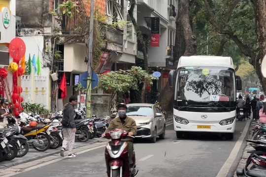 Cấm xe trên 16 chỗ vào khu vực phố cổ Hoàn Kiếm là hợp lý