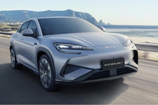 Không chỉ xe điện, nhiều xe hybrid và xăng mới cũng bị đội giá