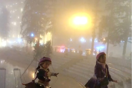 Trẻ em mặc trang phục dân tộc nhảy nhót để xin tiền, lãnh đạo thị xã Sa Pa nói gì?