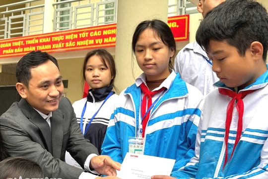 Báo Giao thông trao 42 suất học bổng tới con em nạn nhân tai nạn giao thông ở Ninh Bình