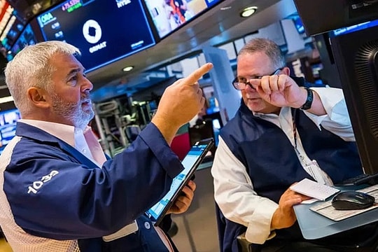 Chứng khoán Mỹ lập đỉnh, chuyên gia cảnh báo rủi ro thuế quan có thể gây cú sốc lớn