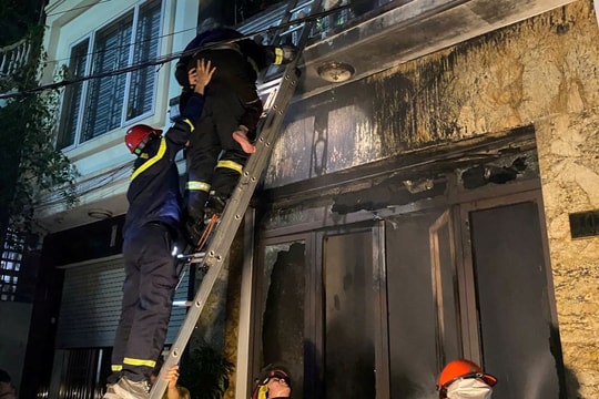 Kịp thời giải cứu cụ bà 94 tuổi cùng 3 người trong vụ cháy nhà lúc rạng sáng ở Hải Phòng