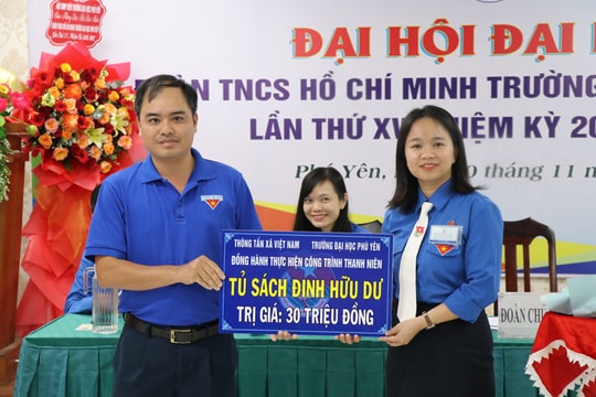 Thanh niên cơ quan Thông tấn xã Việt Nam trao tặng thiết bị thông minh cho học sinh vùng cao Phú Yên