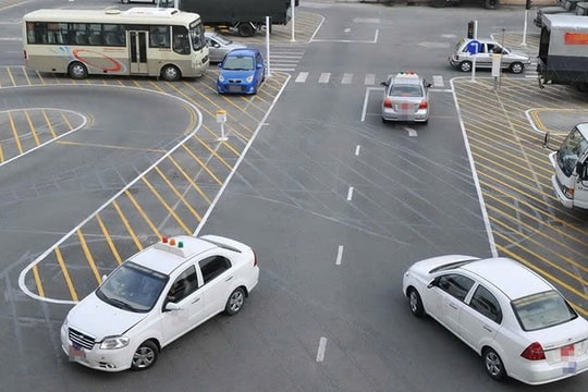 Người dân cấp đổi giấy phép lái xe tại công an xã phường