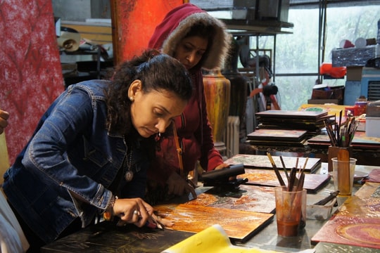 Sơn mài khắc Việt Nam kết hợp với hội họa hiện đại của thế giới