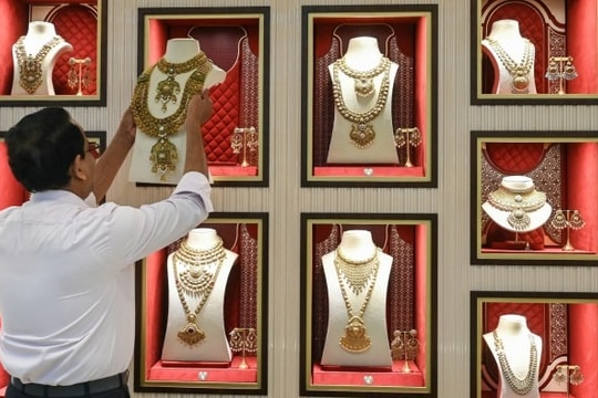 Vàng tăng vọt trở thành 'giao dịch Trump' hàng đầu