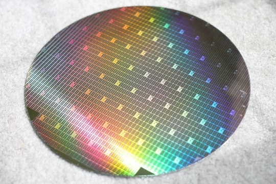 Tổng thống Trump có thể buộc TSMC mua cổ phần tại Intel Foundry Services không?