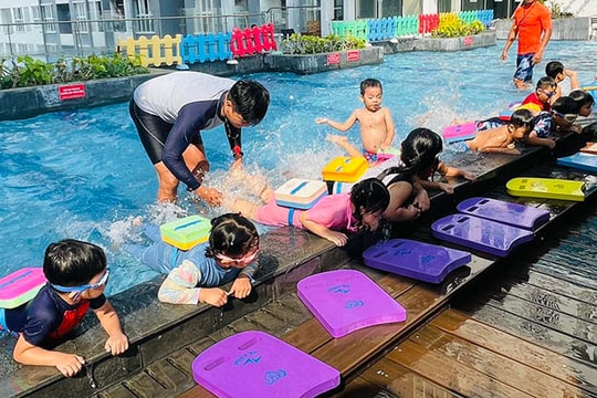 2.400 trẻ em Hà Nội tham gia chương trình học bơi an toàn
