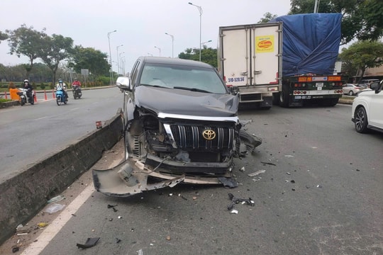 TP HCM: Sau va chạm với xe tải, ô tô hư hỏng nặng, phần đầu vỡ nát