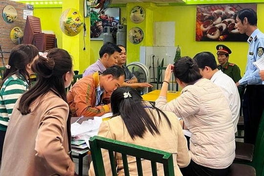 Phạt chủ nhà hàng 'chặt chém' khách du lịch ở Nha Trang gần 100 triệu đồng