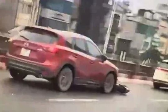 Công an vào cuộc điều tra vụ ô tô kéo lê xe máy trên cầu Vĩnh Tuy