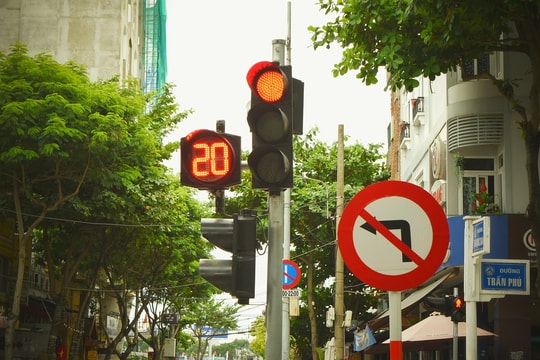 Phó Thủ tướng Trần Hồng Hà chỉ đạo rà soát, giải quyết bất cập trong hệ thống biển báo, đèn tín hiệu giao thông