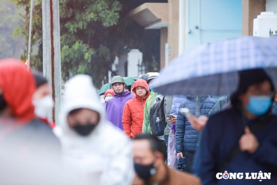 Xếp hàng từ 4h sáng trong mưa rét 15 độ C để đổi giấy phép lái xe