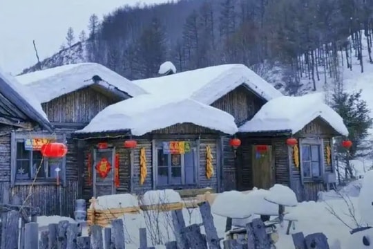 Du khách phẫn nộ vì khu du lịch nổi tiếng Trung Quốc làm tuyết bằng xà phòng