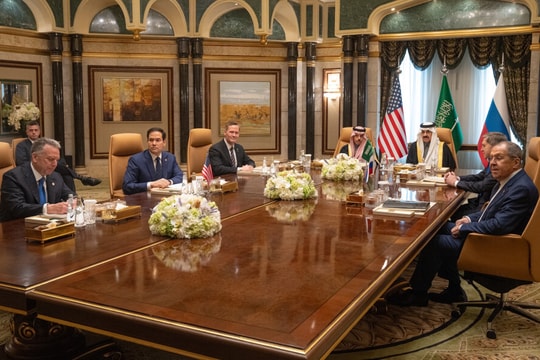 Mỹ và Nga khôi phục các phái bộ ngoại giao, đàm phán hòa bình Ukraine mà không có Kiev