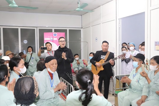 'Mang âm nhạc đến bệnh viện' xoa dịu bớt nỗi đau cho các bệnh nhân ung thư